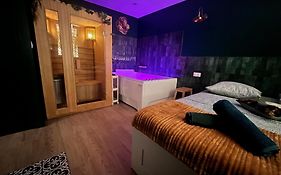 Le Speak Easy / Jacuzzi Et Sauna
